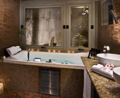 Fabulosa bañera de hidromasaje privada de la Suite Nivel Grand del hotel.