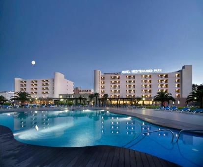 Fabuloso hotel con encanto con amplia piscina al aire libre.