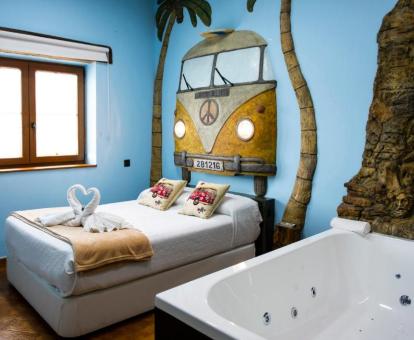 Una de las acogedoras habitaciones con bañera de hidromasaje privada junto a la cama del hotel.
