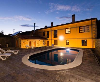 Hotel con encanto con piscina exterior y terraza.
