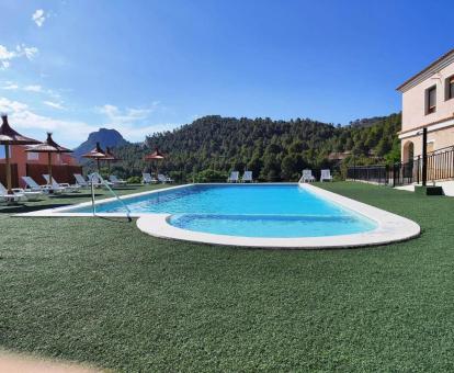 Hotel rural con amplias zonas exteriores y gran piscina al aire libre.