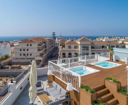 Agradable terraza superior con jacuzzis y vistas de este hotel con encanto.