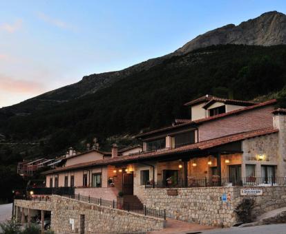 Precioso hotel enclavado en la montaña con hermosas vistas.