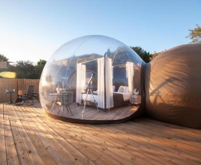 Acogedora habitación burbuja con zona exterior privada.