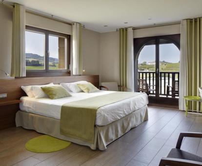 Una de las acogedoras habitaciones con vistas a la naturaleza de este hotel con encanto.
