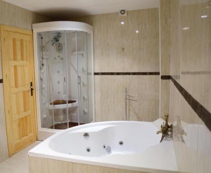 Baño con jacuzzi y ducha de hidromasaje de la Habitación Doble Superior.