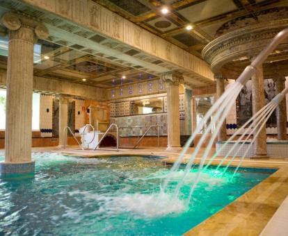 Fabuloso centro de bienestar con piscina de hidroterapia del hotel.