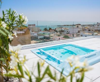Terraza con jacuzzi exterior y vistas al mar de este hotel boutique.