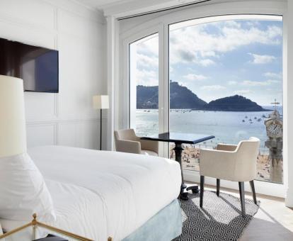 Una de las preciosas habitaciones con vistas al mar de este elegante hotel.
