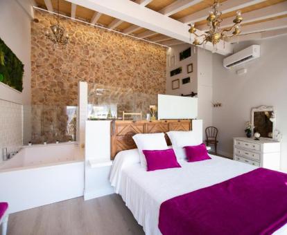 Dormitorio con jacuzzi privado junto a la cama de este precioso apartamento independiente.