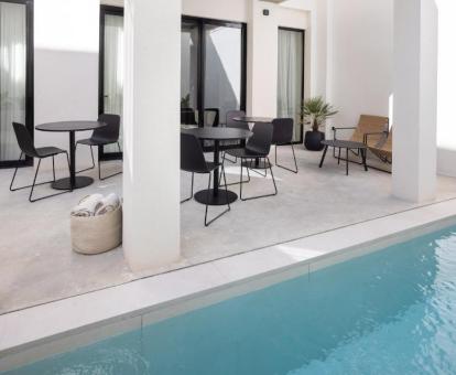 Agradable terraza con acceso a la piscina de este coqueto hotel boutique.